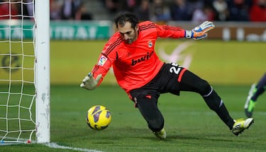 Vistió la camiseta del Villarreal desde 2007 hasta 2012.