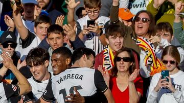 VALENCIA, 09/02/2025.- El defensa del Valencia Cristhian Mosquera (2d) celebra con sus compañeros el gol marcado ante el Leganés durante el partido de LaLiga disputado este domingo entre el Valencia y el Leganés en el estadio de Mestalla. EFE/Ana Escobar