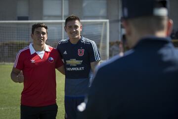 Jugadores de el equipo de rugby neozelandés All Blacks participan en una actividad extraeportiva con los jugadores de el equipo Universidad de Chile en el CDA.