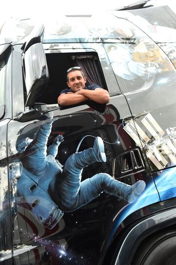 El conductor de camión francés Franck Dupuy posa frente a su Scania V8 650 Hp, pintado como tributo a la película de Alfonso Cuarón "Gravity" filmada en 2013