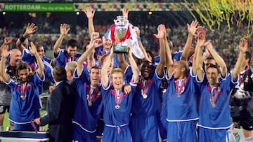 Zidane, Didier Deschamps y más jugadores de la Selección de Francia celebran la obtención del título de la Euro 2000 en el estadio del Feyenoord. 