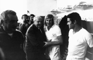 Bernab¨¦u en los vestuarios del Real Madrid abrazando a Netzer junto a Miguel Mu?oz y Amancio