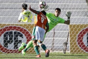 Futbol, Cobresal vs Universidad Catolica
Septima fecha, campeonato de clausura 2016/17
El jugador de Cobresal Israel Poblete, izquierda, marca su gol contra Universidad Catolica durante el partido de primera division disputado en el estadio El Cobre de El Salvador, Chile.
19/03/2017
Andres Pina/Photosport
***********
Football, Cobresal vs Universidad Catolica
7th date, Clousure Championship 2016/17
Cobresal's player Israel Poblete, left, scores against Universidad Catolica during the first division football match at the El Cobre stadium in El Salvador, Chile.
19/03/2017
Andres Pina/Photosport