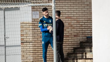 Kenan Kodro dialoga con el director general del Real Zaragoza, López Lobete.