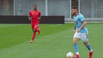 Javi Gal&aacute;n conduce el bal&oacute;n durante el amistoso entre el Celta y el Gil Vicente portugu&eacute;s.