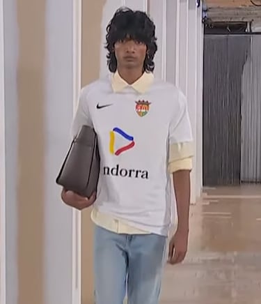 La camiseta está inspirada en una de las segundas equipaciones más icónicas que vistió el FC Andorra durante la primera mitad de la década de los 90. Aquella etapa coincidió con los años en los que el conjunto tricolor competía en Segunda B y aspiraba a dar el salto al fútbol profesional. El diseño recupera esta camiseta visitante recordada por su originalidad y por el logotipo de turismo de Andorra visible en el pecho. Este uniforme alternativo se utilizó durante varias temporadas e incluso llegó a vestirse en el Estadi Comunal, escenario habitual de los partidos del equipo en aquella época.