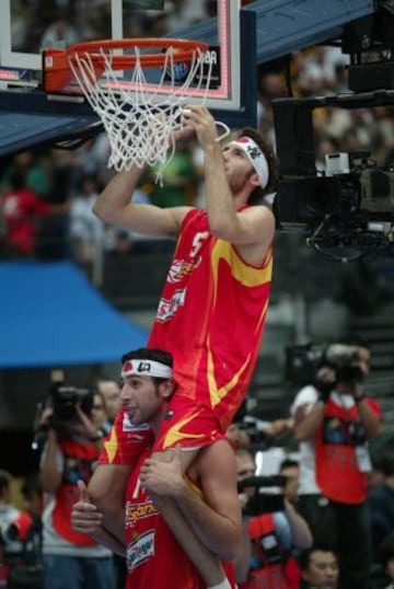 El 3 de septiembre de 2006 la Selección Española hizo historia al ganar por primera vez el oro en un Mundial de Baloncesto en Japón. La final fue contra Grecia.
Mumbrú y Rudy Fernández.