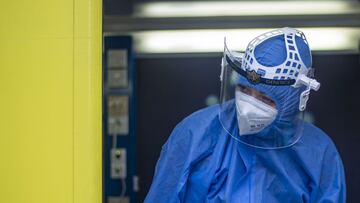 Prague (Czech Republic), 01/12/2020.- A medical worker at a mobile coronavirus testing station in Prague, Czech Republic, 01 December 2020. According to the representatives of Prague and the owner of the laboratory, this commercial mobile laboratory will be used mainly by companies, but also by individuals. The specially adapted ambulance has the equipment for a one-time PCR test. (República Checa, Praga) EFE/EPA/MARTIN DIVISEK