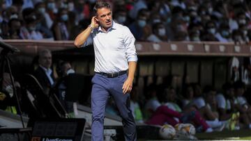 El entrenador del RCD Mallorca Luis García Plaza durante la Liga partido entre Valencia CF vs RCD Mallorca en el Estadio Mestalla el 23 de octubre de 2019.