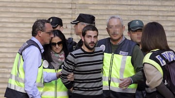 GRA299. ZARAGOZA, 06/03/2014.- Miguel Carcaño (c), asesino confeso de Marta del Castillo, a su llegada hoy al Hospital Miguel Servet de Zaragoza custodiado por la Policía para someterse al "test de la verdad", una prueba neurofisiológica a la que ha accedido de forma voluntaria y que tiene como fin ayudar a esclarecer dónde está el cuerpo de la joven. EFE/ Javier Cebollada