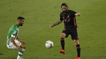 Isco pasa un balón ante la presión de un rival.