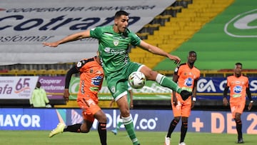 BOGOTÁ - COLOMBIA, 01-06-2022:  Pablo Sabbag de La Equidad disputa el balón con Envigado durante partido entre Equidad y Envigado por la apertura cuadrangulares fecha 2 grupo B como parte de la Liga BetPlay DIMAYOR I 2022 jugado en el estadio Metropolitano de Techo  de Bogota . /   Pablo Sabbag from La Equidad disputes the ball with Envigado during the match between Equidad and Envigado for the home run opening date 2 group B as part of the BetPlay League DIMAYOR I 2022 played at the Metropolitano de Techo stadium in Bogota. Photo: VizzorImage / Felipe Caicedo/ Staff