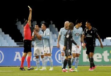 El árbitro Martínez Munuera enseñó la tarjeta amarilla a Iago Aspas.