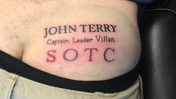 Un seguidor del Aston Villa se tatúa el nombre de John Terry en el culo tras perder una apuesta.