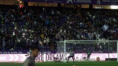 Desde las 19:30 el estadio José Zorrilla se quedó sin luz, pero volvió cuarto de hora antes de empezar el partido. Responsables de mantenimiento estuvieron trabajando a toda prisa para solucionar el problema.