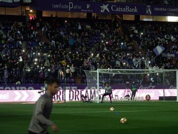 Desde las 19:30 el estadio José Zorrilla se quedó sin luz, pero volvió cuarto de hora antes de empezar el partido. Responsables de mantenimiento estuvieron trabajando a toda prisa para solucionar el problema.