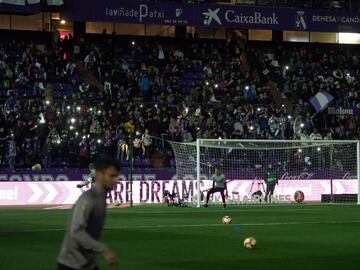 Desde las 19:30 el estadio Jos¨¦ Zorrilla se qued¨® sin luz, pero volvi¨® cuarto de hora antes de empezar el partido. Responsables de mantenimiento estuvieron trabajando a toda prisa para solucionar el problema.