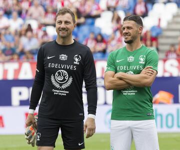 Dudek con Demichelis con el combinado de las estrellas.