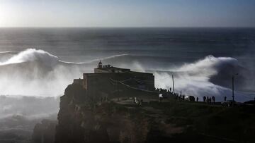 Forte de São Miguel Arcanjo, Nazaré (Portugal), con las olas gigantes rompiendo.