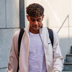 Why is Barcelona star Lamine Yamal not playing for Spain?