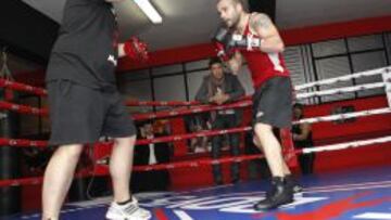 Kiko Mart&iacute;nez, en un entrenamiento, con Maravilla de observador.