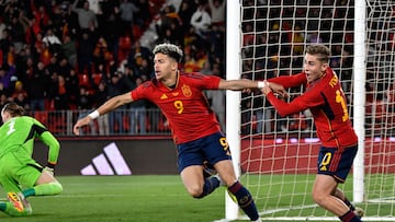 Mateo Joseph celebra su primer gol con la Sub-21