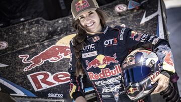 Cristina Gutiérrez con su buggy de Red Bull en Andalucía.