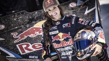 Cristina Guti&eacute;rrez con su buggy de Red Bull en Andaluc&iacute;a.