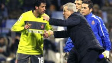 El entrenador mexicano del Espanyol, Javier Aguirre (d), da instrucciones al defensa Joan Capdevila durante el partido de Liga de Primera División disputado ante el RCD Espanyol esta tarde en el estadio de La Romareda.