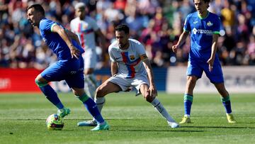 Maksimovic conduce un balón ante Busquets.