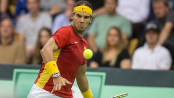 Rafa Nadal devuelve una bola durante la eliminatoria ante Dinamarca en la Copa Davis de 2015.