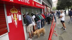 Seguidores del Sporting hacen cola para comprar las entradas del derbi.