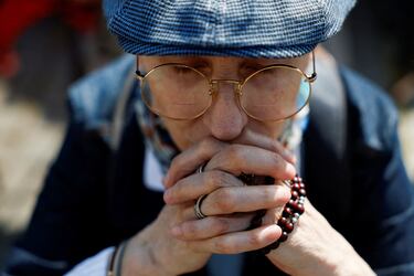 Una persona reza en la Plaza de San Pedro, el día del traslado del cuerpo del Papa Francisco a la Basílica de San Pedro, en el Vaticano.