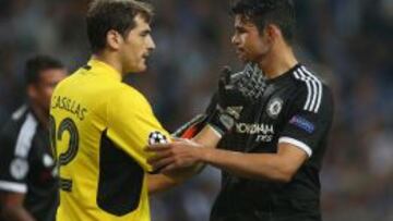 Casillas saluda a Diego Costa tras el partido.