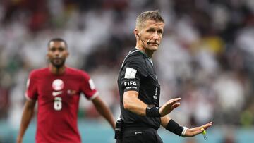 Al Khor (Qatar), 20/11/2022.- Italian referee Daniele Orsato (R) gestures during the FIFA World Cup 2022 group A Opening Match between Qatar and Ecuador at Al Bayt Stadium in Al Khor, Qatar, 20 November 2022. (Mundial de Fútbol, Catar) EFE/EPA/Tolga Bozoglu
