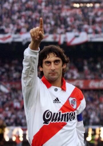 Es el jugador más importante de la historia de Uruguay. Se retiró por todo lo alto en River Plate.