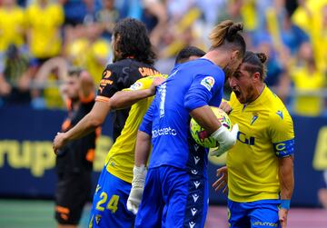 GRAF9966. CÁDIZ, 30/04/2023.- Los jugadores del Cádiz CF Conan Ledesma y Pacha Espino (d) celebran la victoria durante el partido de Liga que enfrenta al Cádiz CF y al Valencia CF en el Estadio Nuevo Mirandilla (Cádiz). EFE/Román Ríos
