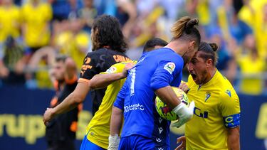 Los jugadores del Cádiz CF Conan Ledesma y Pacha Espino (d) celebran la victoria durante el partido de Liga que enfrenta al Cádiz CF y al Valencia CF en el Estadio Nuevo Mirandilla (Cádiz).