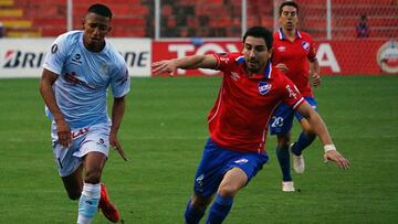 PER01. CUSCO (PER&Uacute;), 03/04/2018.- El jugador &Oacute;scar Franco (i) de Real Garcilaso disputa un bal&oacute;n ante Jorge Fucile del Nacional de Uruguay hoy, martes 3 de abril de 2018, durante el partido por la tercera fecha del grupo F de la Copa 