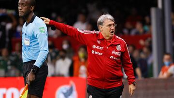 AMDEP8271. CIUDAD DE MÉXICO (MÉXICO), 24/03/2022.- El entrenador de México, Gerardo Daniel Martino, da indicaciones durante un partido de las eliminatorias de la Concacaf entre México y Estados Unidos, hoy, en el estadio Azteca en Ciudad de México (México). EFE/ José Méndez
