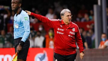 AMDEP8271. CIUDAD DE MÉXICO (MÉXICO), 24/03/2022.- El entrenador de México, Gerardo Daniel Martino, da indicaciones durante un partido de las eliminatorias de la Concacaf entre México y Estados Unidos, hoy, en el estadio Azteca en Ciudad de México (México). EFE/ José Méndez