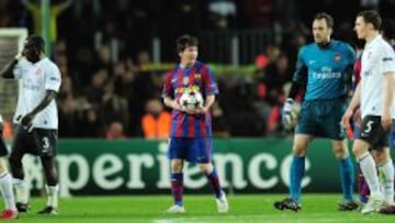 Lionel Messi se lleva el bal&oacute;n tras marcarle 4 goles al Arsenal en la Champions League 