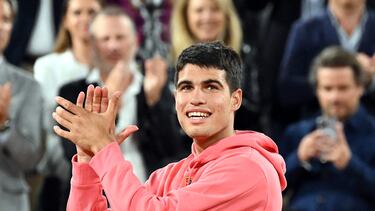 Alcaraz sonríe después de ganar un partido.