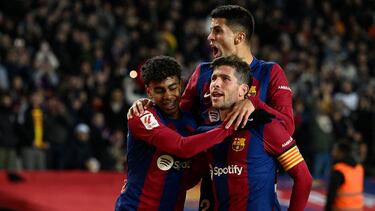 Cancelo y Lamine Yamal festejan con Sergi Roberto el segundo gol del capitán del Barça.