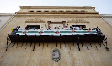 Los jugadores del Elche celebraron con la ciudad su vuelta a la categoría de plata.