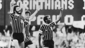 Socrates (izq), Walter Casagrande (centro) y Wladimir celebran el t&iacute;tulo paulista de 1983.