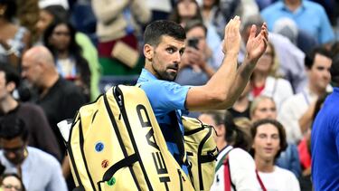 Novak Djokovic se despide del público tras su derrota ante Alexei Popyrin en Nueva York.