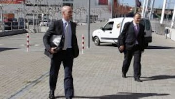 DISTANCIADOS. Luis Rubiales (izquierda) y Javier Tebas, a la entrada a la FEF en una foto reciente.