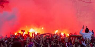 Las imágenes del impresionante recibimiento de la afición al Atlético