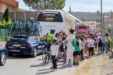 La primera Vuelta a España femenina ha sido un éxito por la implicación de todas las partes para que esto funcione. Ha sido habitual ver en las salidas de etapa clases enteras de colegiales entusiasmados con La Vuelta femenina.